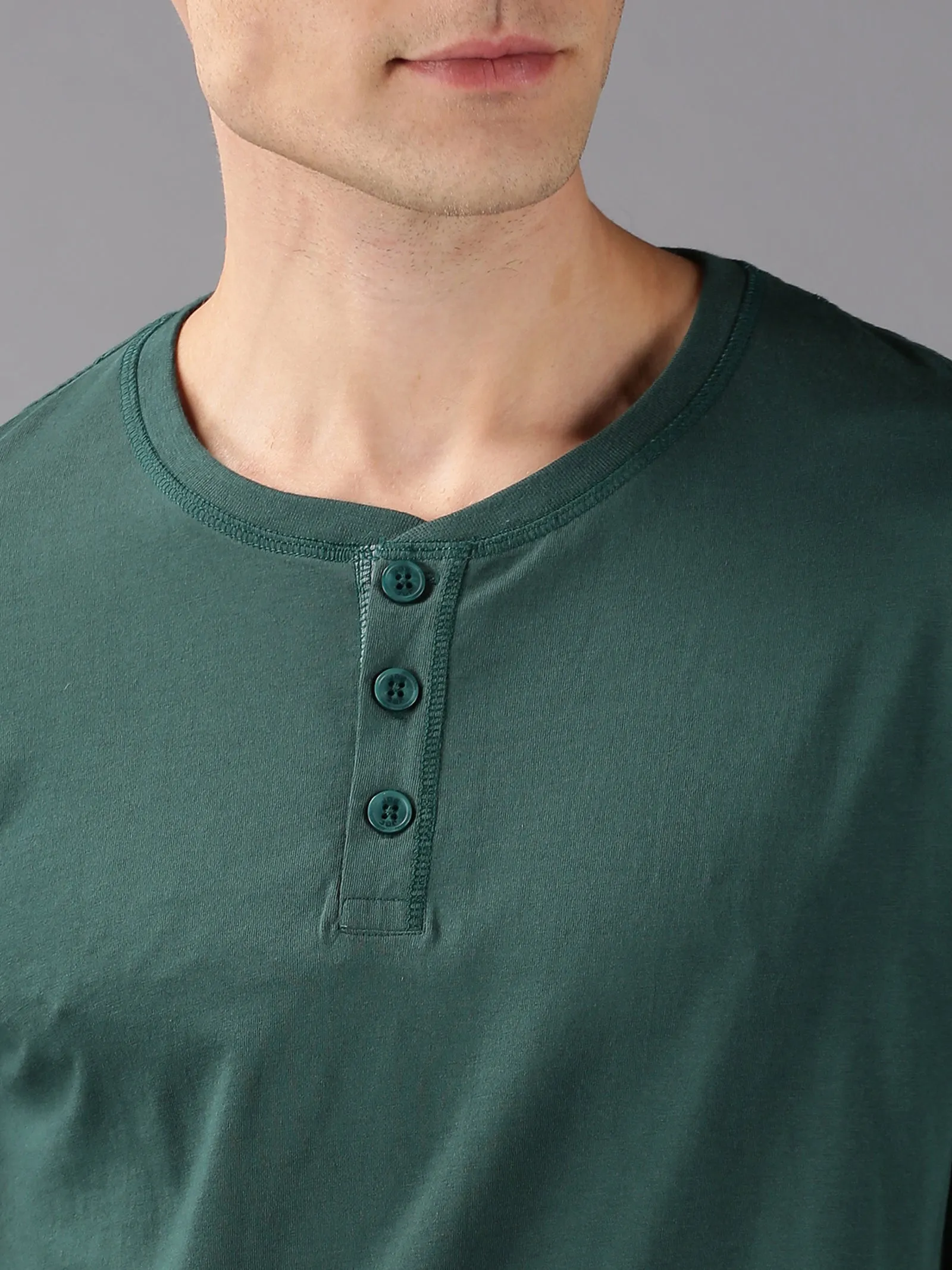 MEN'S GREEN SOLID SLIM FIT T.SHIRT